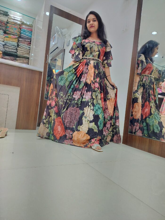 Black gown - Image 3