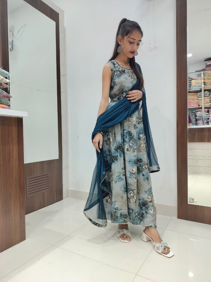 Anarkali pattern 3 piece - Image 4